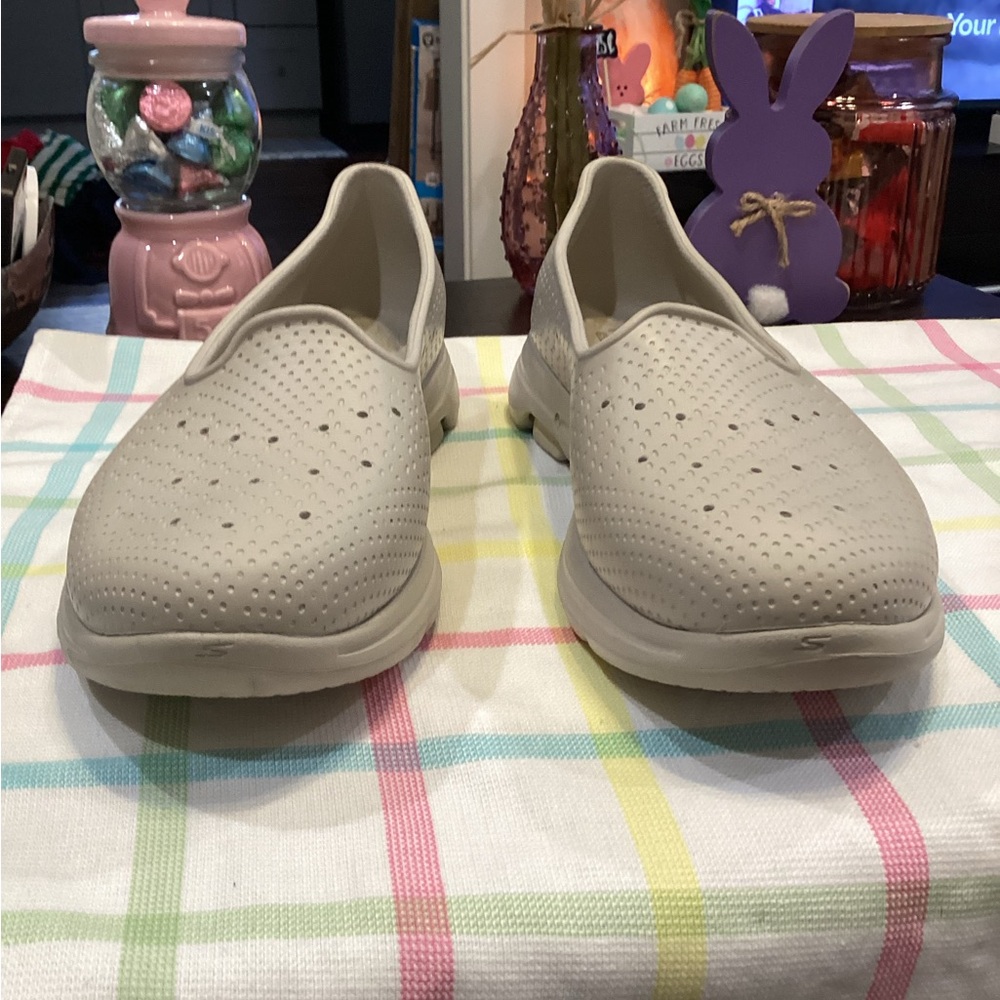 NWOT - Skechers Foamies Go Walk 5 - Cream - Perforated Comfort Flats - Sz 10! - Picture 2 of 9